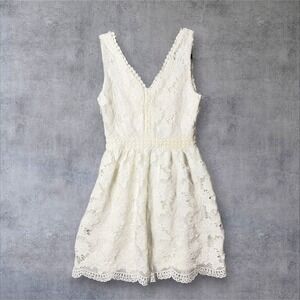 Soieblu Ivory Floral Lace V-Neck Mini Dress Sleeveless Scalloped Trim Small